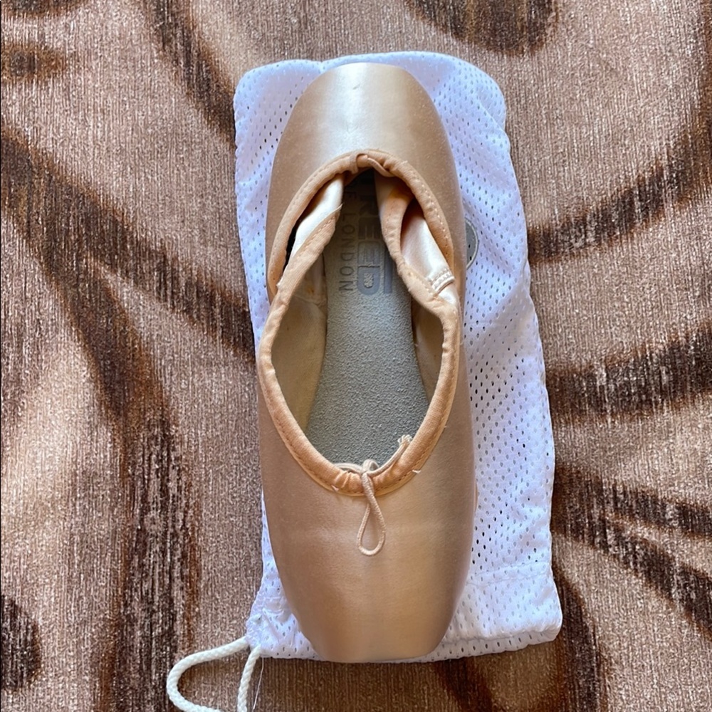 Freed studio pointe shoes in size 6EE